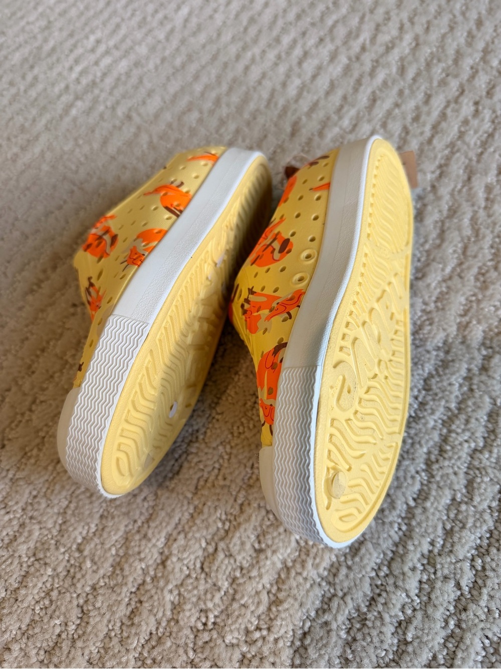 NATIVE - Jefferson Kids Shoes Rare Yellow with Orange Fox Print - NWT Size 10C - Picture 2 of 2
